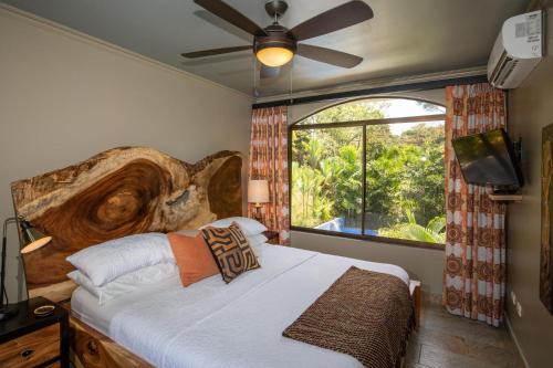 una camera con un letto e una grande finestra di Villa with jungle view & pool near Manuel Antonio a Quepos