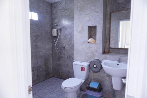 uma casa de banho com um WC e um lavatório em The kn kohlarn resort em Ko Larn