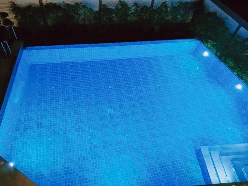 a large blue swimming pool with blue water at 一室一厅宁静舒适公寓清迈市中心 in Chiang Mai