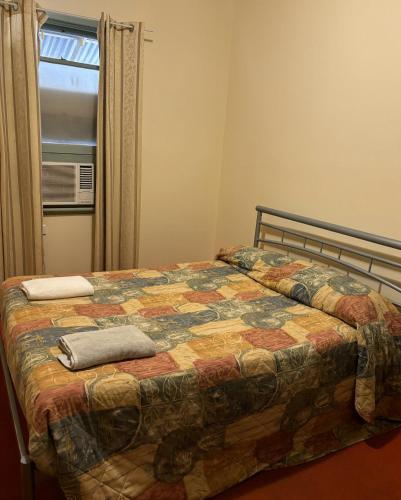 Katil atau katil-katil dalam bilik di Broken Hill Tourist Lodge
