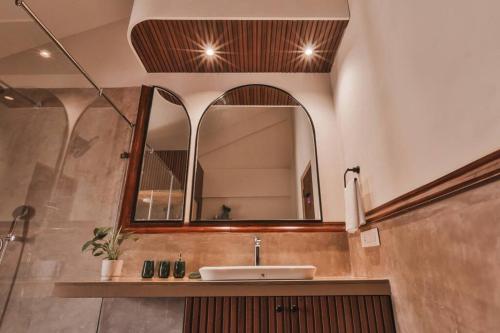 uma casa de banho com um lavatório e um espelho em Eclectic Luxury 3bhk Villa with Private Pool em Mapuçá