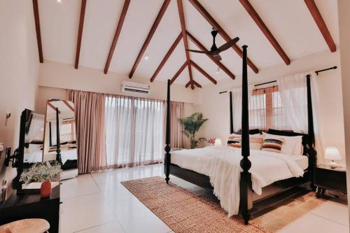 um quarto com uma cama de dossel e um espelho em Eclectic Luxury 3bhk Villa with Private Pool em Mapuçá
