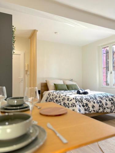 - une chambre avec un lit et une table avec des plaques de cuisson dans l'établissement AirGarden - 1 à 2 Personnes - Cancéropôle, à Toulouse