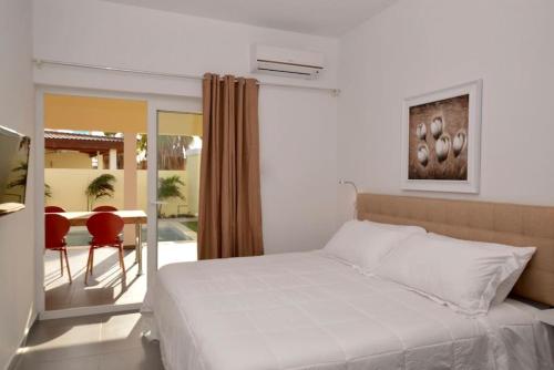 Katil atau katil-katil dalam bilik di Modern 4BR Villa with Private Pool walk to Palm Beach