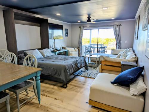 - une chambre avec un lit et un salon dans l'établissement Harbor Island D112, à Oceanmarsh Subdivision