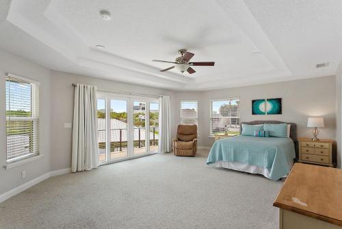 a bedroom with a bed and a ceiling fan at Chateau Coquina in Jacksonville