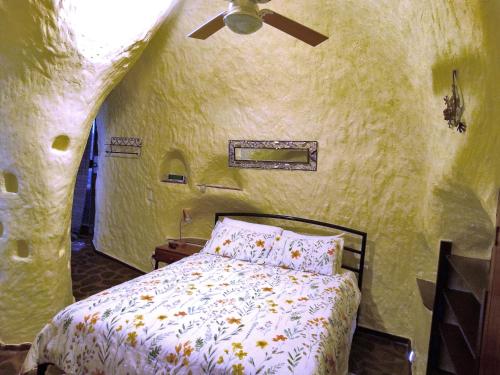 um quarto com uma cama e uma ventoinha de tecto em Di's Place em Coober Pedy