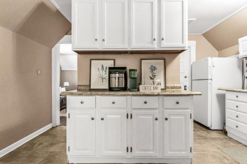 ブリッジポートにあるA walk to Yale Bridgeport Hospitalの白いキャビネットと白い冷蔵庫のあるキッチン
