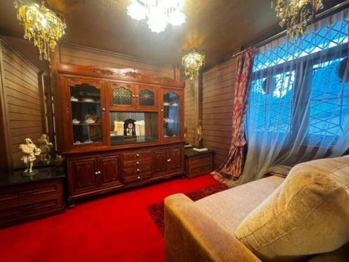 a bedroom with a bed and a dresser and a window at 曼谷独栋Lat Phrao精品别墅 in Ban O Pao
