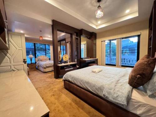 een slaapkamer met een bed en een groot raam bij 曼谷独栋Lat Phrao精品别墅 in Ban O Pao