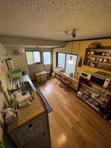 - une vue de tête sur une cuisine avec un comptoir dans l'établissement おとまち 甘藍 Otomachi Kanran, à Kure