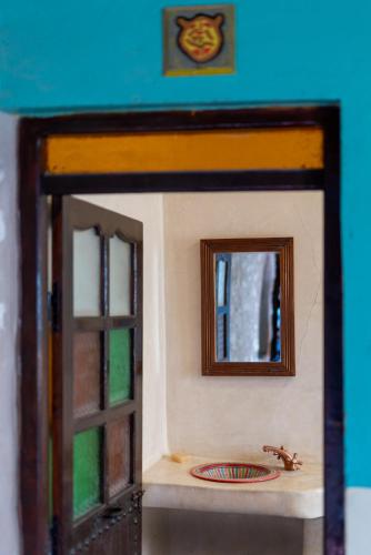 a model of a bathroom with a sink and a mirror at Dar Afoulky Maison D'hotes in Sidi Kaouki