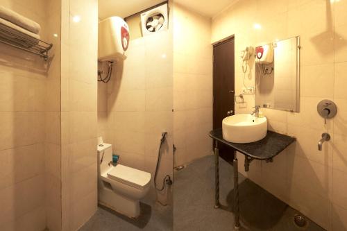 La salle de bains est pourvue de toilettes et d'un lavabo. dans l'établissement Luxury Tashree Hotel at Airport, à New Delhi