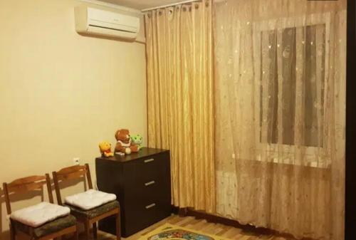 um quarto com duas cadeiras e uma cómoda e uma janela em VIP apart 794 em Tbilisi