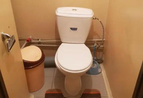 uma casa de banho com um WC branco numa cabina em VIP apart 794 em Tbilisi