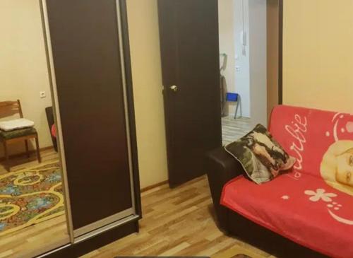 uma sala de estar com um sofá vermelho e um espelho em VIP apart 794 em Tbilisi
