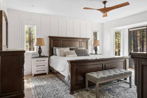 Un dormitorio con una cama y un ventilador de techo. en Heavenly Hideaway Near Slopes and Hot Tub, en Big Bear Lake