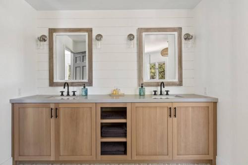 un baño con dos lavabos y dos espejos en Heavenly Hideaway Near Slopes and Hot Tub, en Big Bear Lake