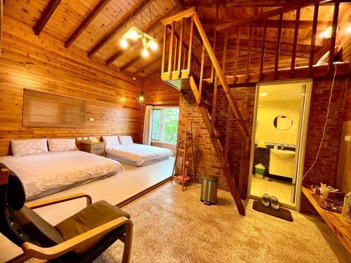 1 dormitorio con 1 cama y una escalera en una habitación en No. 36 Farm, en Hualing