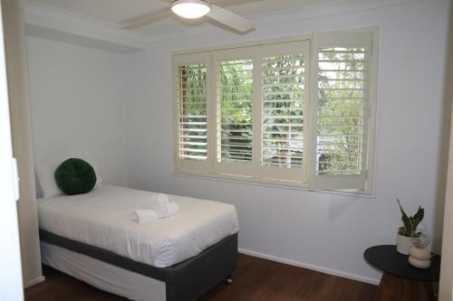 a bedroom with a bed and a window at Villa Del Mar in Myola