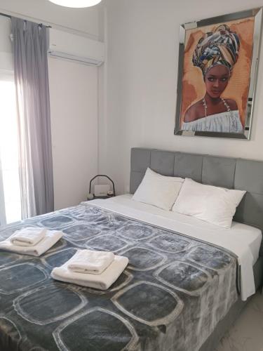 - une chambre avec un lit et 2 serviettes dans l'établissement Cozy fully equipped apartment Thessaloniki, à Thessalonique