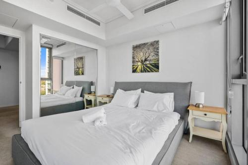Stylishs Riverside 1BR Apartment, Central location tesisinde bir odada yatak veya yataklar