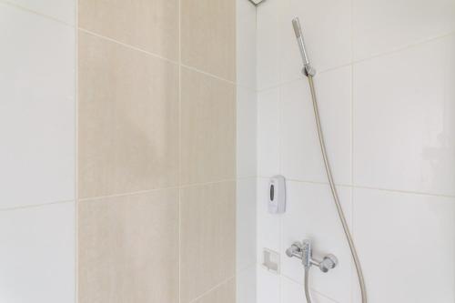 勿加泗的住宿－Sans Hotel Green Bekasi by RedDoorz，浴室内配有淋浴和头顶淋浴