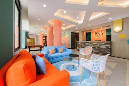 Χώρος καθιστικού στο Sans Hotel The Green Bekasi by RedDoorz