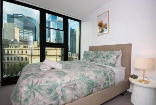 Llit o llits en una habitació de Stylish 2BR Apt wCity view nr Yarra River Crown