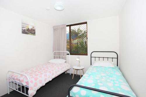 - une chambre avec 2 lits et une fenêtre dans l'établissement Mylos 19, à Alexandra Headland