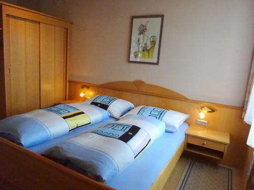 Ένα ή περισσότερα κρεβάτια σε δωμάτιο στο Ferienwohnung Villa Heinrich