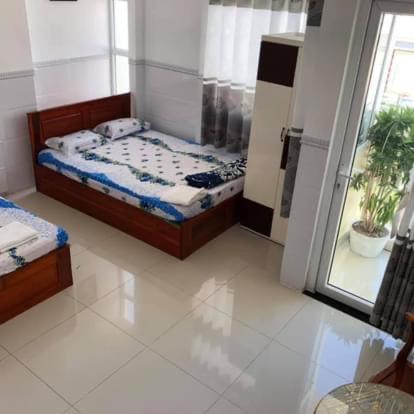 a small bedroom with a bed and a window at Nhà nghỉ Vân Anh in Ấp Rạch Mẹo