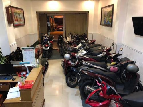 a bunch of motorcycles parked in a room at Nhà nghỉ Vân Anh in Ấp Rạch Mẹo