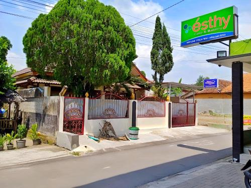 a store on a street with a fence at Penginapan Prambanan TRISAN in Randugunting