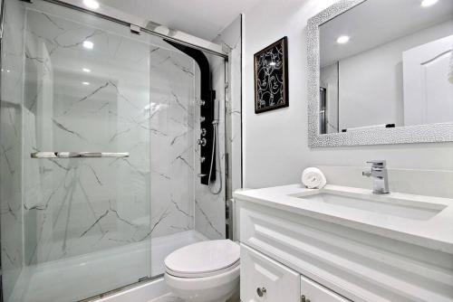 een badkamer met een toilet, een wastafel en een douche bij Luxury home by Tim Hortons Field in Hamilton