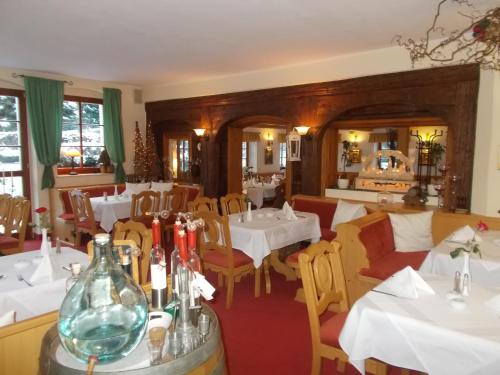 Romantik Hotel Zum Lindengarten tesisinde bir restoran veya yemek mekanı