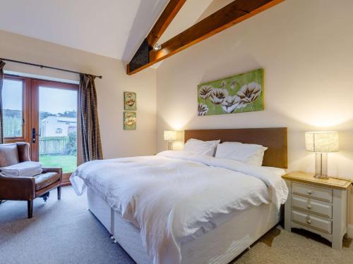 1 dormitorio con 1 cama blanca grande y 1 silla en 3 Bed in Sherborne 65854 en Pointington