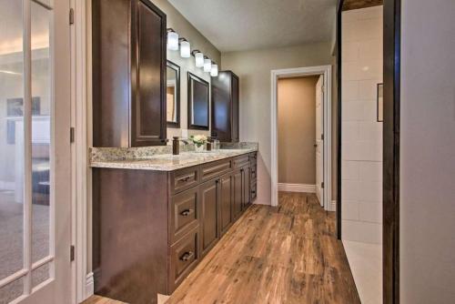 Ένα μπάνιο στο Spacious Home With Hot Tub