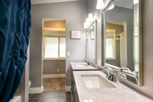 Ένα μπάνιο στο Updated Great Falls Home with Fire Pit