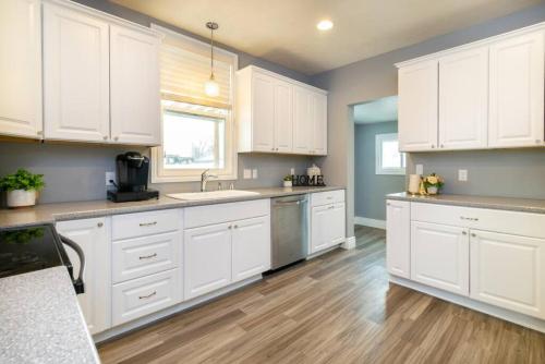 Η κουζίνα ή μικρή κουζίνα στο Updated Great Falls Home with Fire Pit