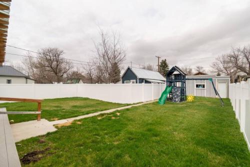 Ο χώρος παιχνιδιού για παιδιά στο Updated Great Falls Home with Fire Pit