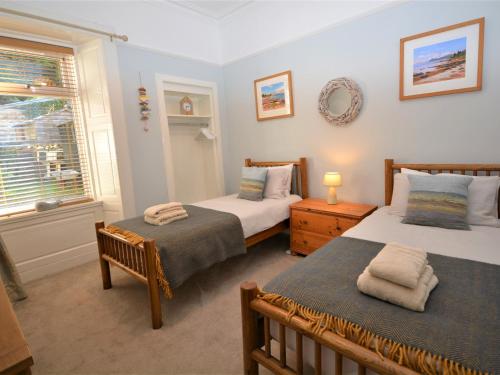 1 Schlafzimmer mit 2 Betten und einem Fenster in der Unterkunft 3 Bed in Cove 73939 in Cove
