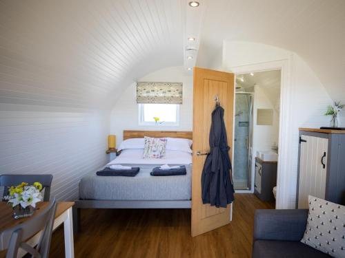 Habitación pequeña con cama y puerta en 1 Bed in Teviothead 75347, en Hawick