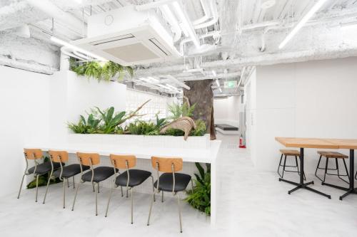 uma sala de conferências com cadeiras e um balcão com plantas em ZONE SHINSAIBASHI WEST em Osaka