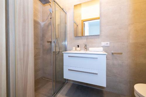 y baño con lavabo y ducha. en Eglių Apt W/Terrace, By Cohost en Palanga