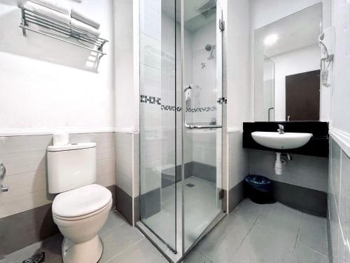 y baño con ducha, aseo y lavamanos. en My Hotel @ Bukit Bintang, en Kuala Lumpur