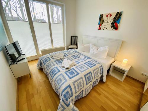 - une chambre avec un lit et une télévision dans l'établissement Achterdeck, direkt an der Promenade, à Warnemünde