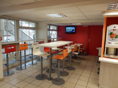 Una televisión o centro de entretenimiento en Premiere Classe Biarritz