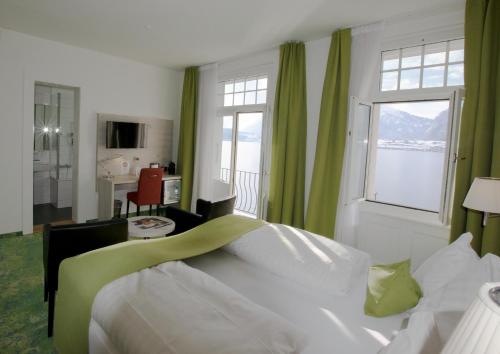 Postel nebo postele na pokoji v ubytování Hotel Restaurant Bellevue au Lac