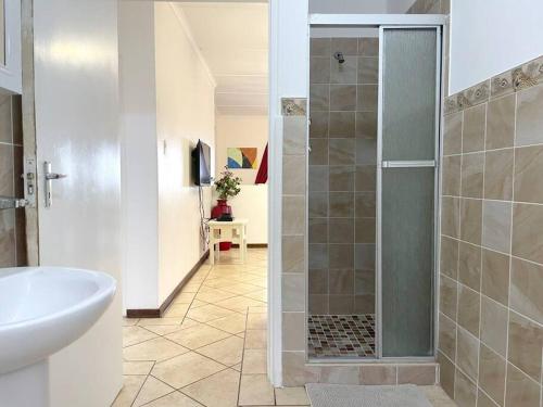 a bathroom with a shower and a sink at Sombedu guest suite in Margate